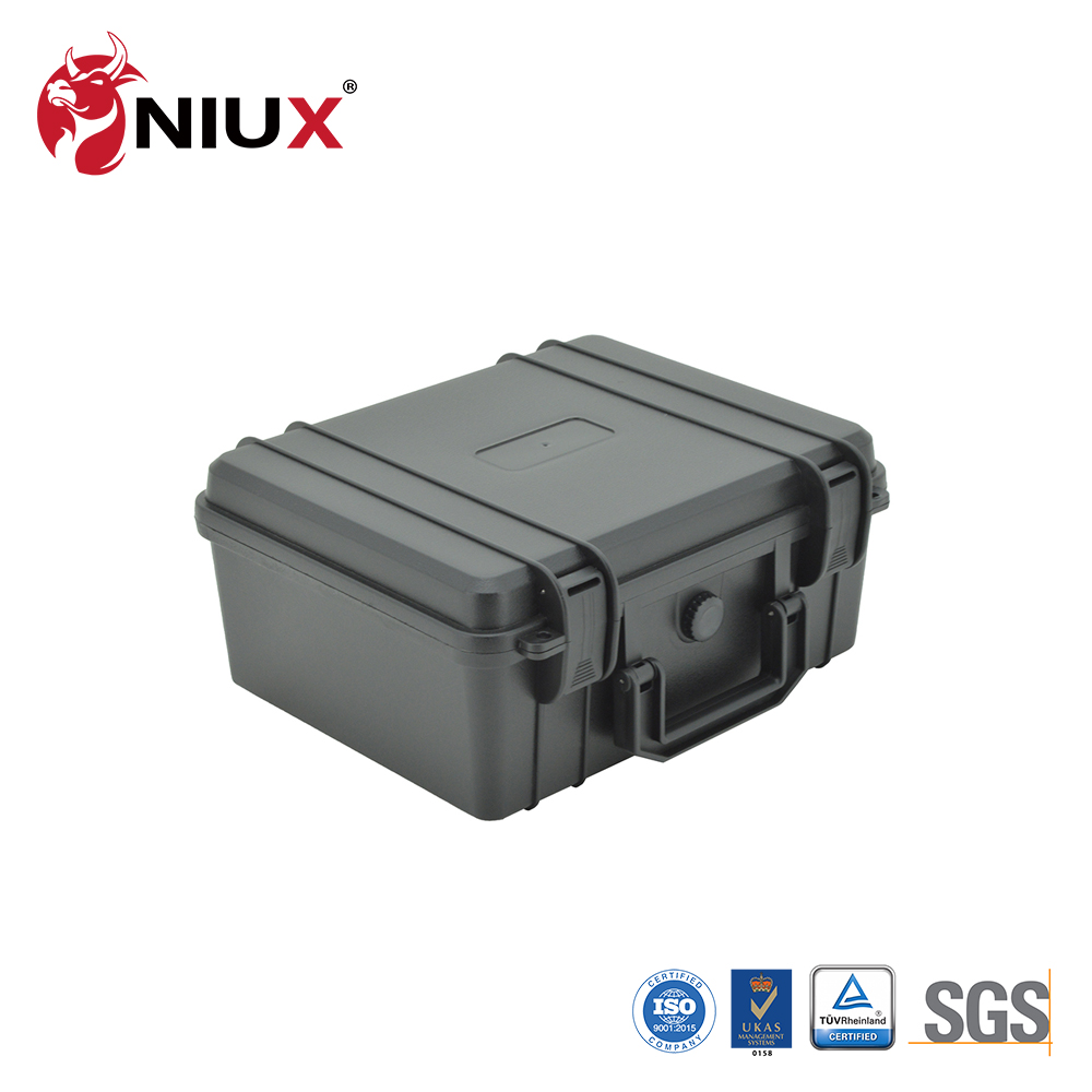 حالة بلاستيكية سوداء مع مقبض